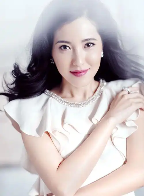 曾黎,1976年9月17日生于湖北省荆州市,中国内地女演员,毕业于中央戏剧