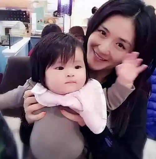 张杰谢娜带三娃现身乐园,谢娜露出腹部圆润似三胎,张杰举动暖心_孩子