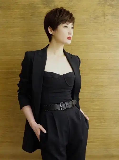 蒋勤勤扮京剧花旦美艳绝伦 42岁剪短发最近造型"开了挂"