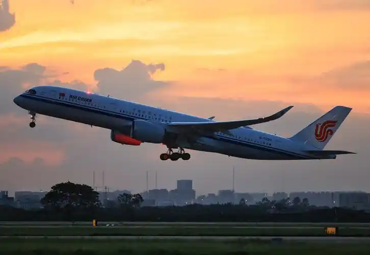 晚霞中的飞机起飞过程