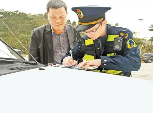 坪山大队副大队长罗辉荣(右)被同事们戏称为"拆弹专家".