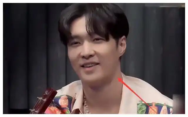 发福的张艺兴是何画风下巴和脖子胖到分不清男神也油腻