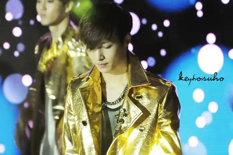 exo张艺兴拍mama的mv时穿的黄金衣服