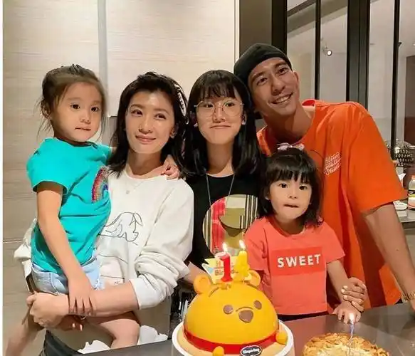 贾静雯母女四人现身机场,咘咘和bo妞长大了,梧桐妹19岁了_女儿_黑色