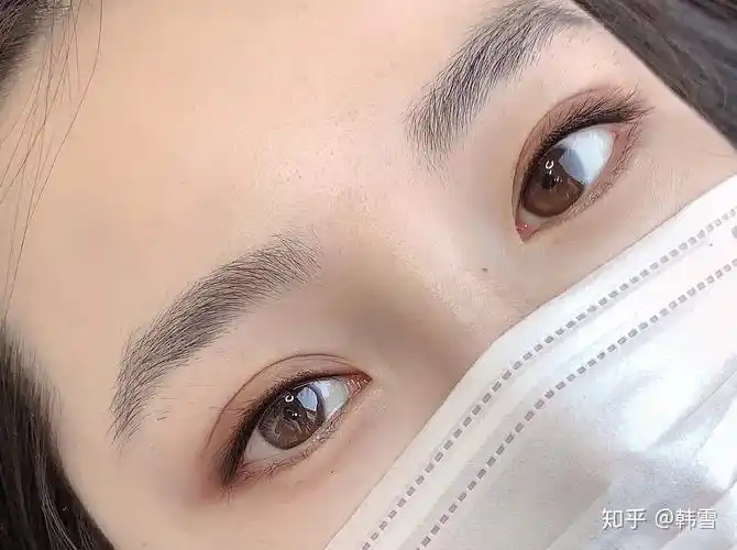 美瞳线使她的露白问题得到改善,美睫线使她的睫毛变得更浓密.