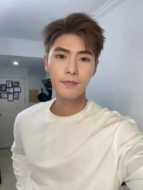 秋季发型,男生染奶茶色是什么感觉|||男生夏季清爽中短发.