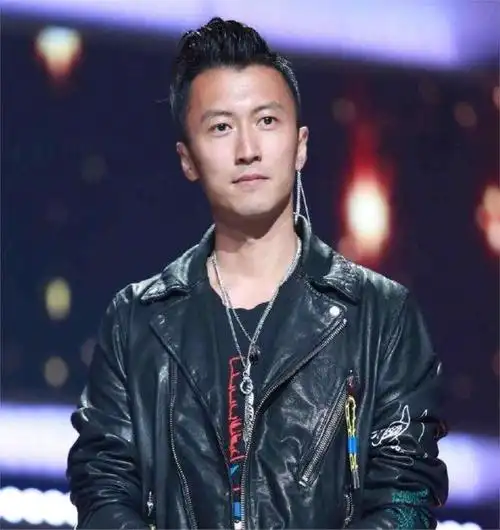 近日,有人拍摄到谢霆锋的近况,发现他明显老了许多,越来越像他的父亲