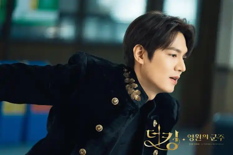 《the king:永远的君主》李敏镐高清剧照公开 "南韩颜霸"五官如雕刻