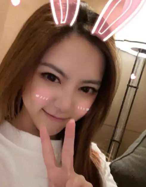 原创邓紫棋和造型师男友低调领证结婚,她减少工作备孕,不穿皮裤怕勒