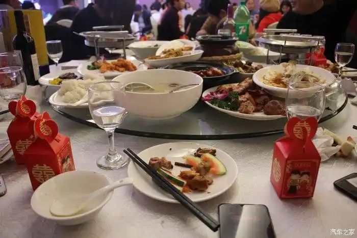 全城婚礼季,参加一场现场感人的婚礼