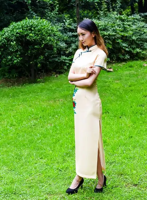 金色旗袍秀------伫立