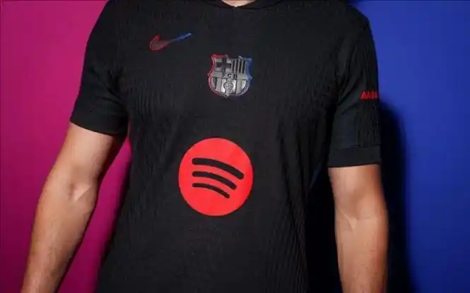 黑色为主色调,两侧融入标志性的红蓝配色|巴塞罗那|客场球衣|新赛季