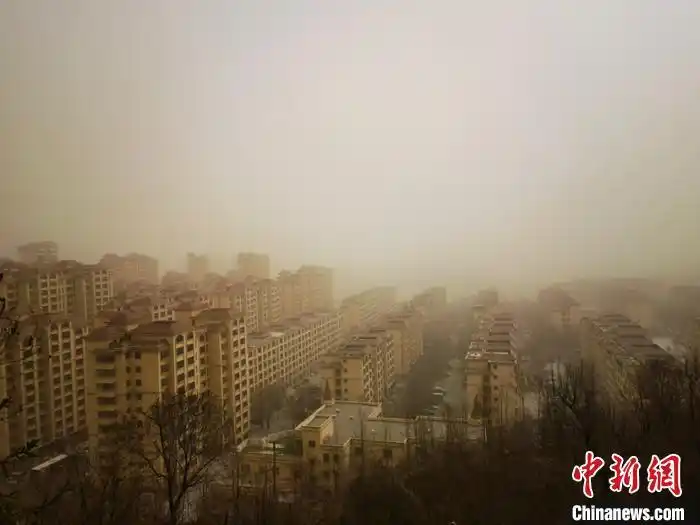 青海多地现浮尘天气 能见度不足1公里