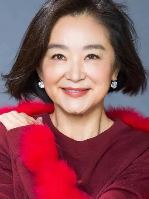 68岁林青霞素颜现身巴黎,丈夫坐拥数百亿,夫妻住10亿的别墅