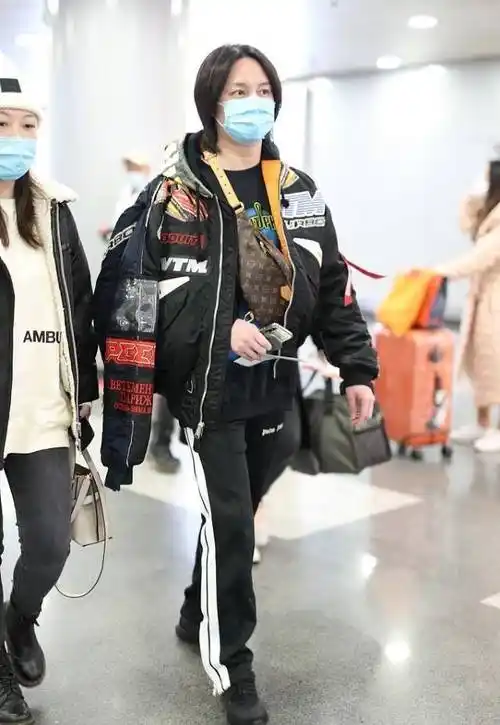 原创尹正私下里没那么油穿绿色夹克还挺清爽的素颜不邋遢