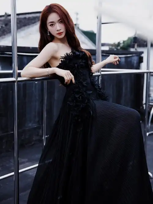 吴谨言说久违了大波浪#哇,吴谨言久违的大波浪卷发,简直美得让人移不