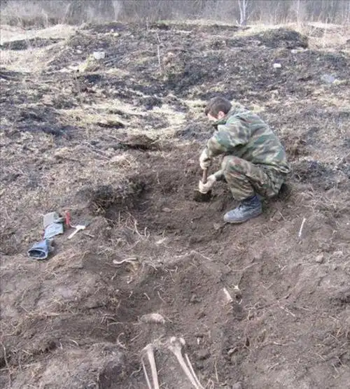 森林中的二战旧战场骨骼成山武器成堆