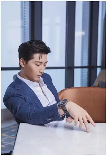 窦骁身穿蓝色西装外套干净内敛,利落有型的身姿更添魅力|窦骁|身姿|有