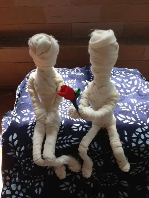 自己做的木乃伊娃娃,里面是电线(铝芯)做骨架,然后用纱布或者胚布撕成