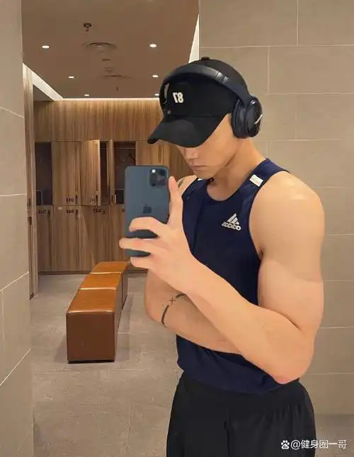 也正因为审美在线,所以对自己还是有很高的要求,至少在身材的保持上