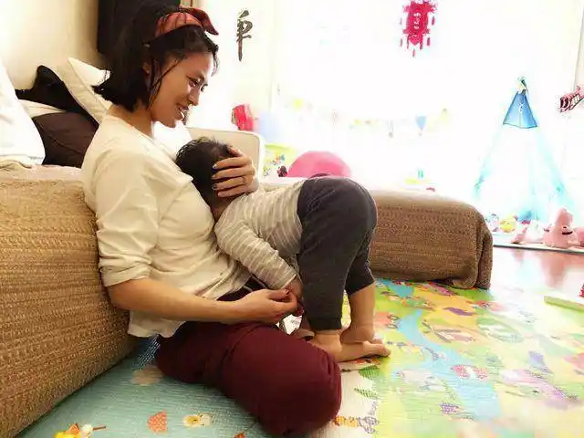 唐嫣生下双胞胎罗晋升级暖心奶爸网友一家四口太幸福了