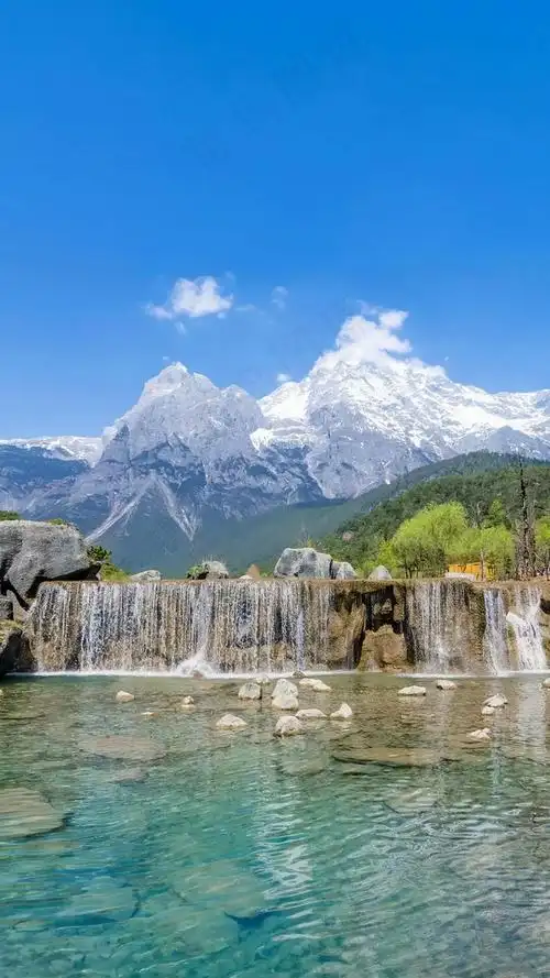 雪山下的河道高清摄影图片