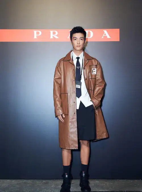 杜江棕色皮衣加身又帅又潮可穿短裤露长腿是啥新式潮流