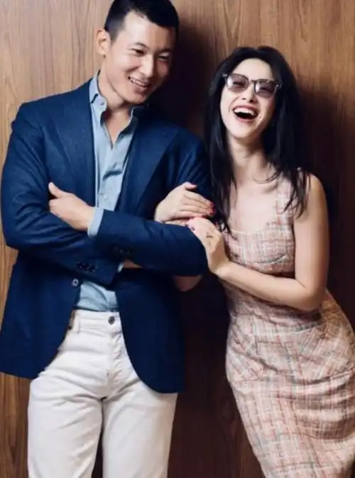 朱珠老公晒女儿,珠宝穿军大衣又拽又有范,一家三口超强时尚感