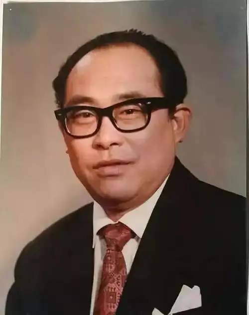 他是"中国的帕瓦罗蒂",唱法影响一代人,娶自己学生成为佳话!_施鸿鄂