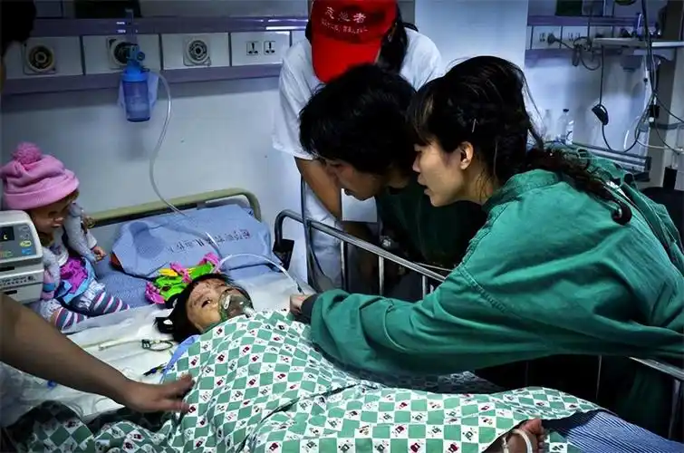 回顾温州动车事故幸存下来的两岁女孩小伊伊如今过得怎样