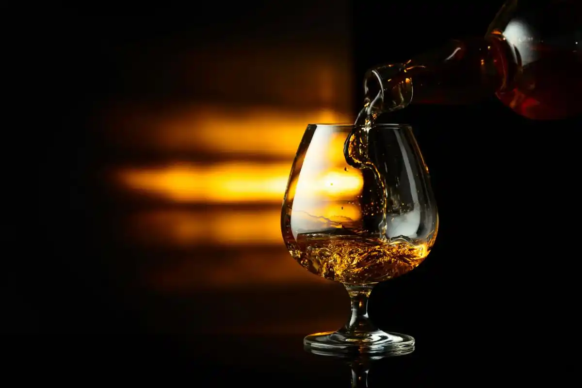 1,敬酒得站起来,酒杯得低于对方.  2,茶浅酒满是酒桌的规矩.