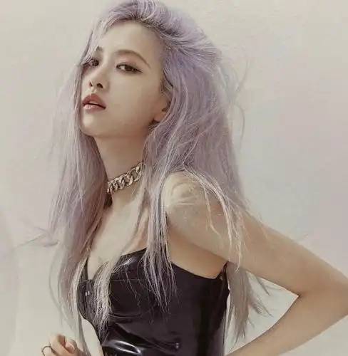 朴彩英紧身裙造型太可了!搭紫色发型更惊艳,魅力十足_手机搜狐网