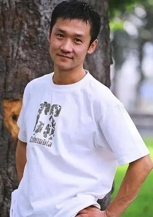 离婚后忍不住流泪,想儿子想得睡不着,如今53岁的黄志忠仍单身