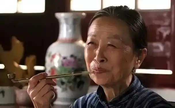 张少华一生节俭住40平米房子去世1年多老伴的痴情让人落泪