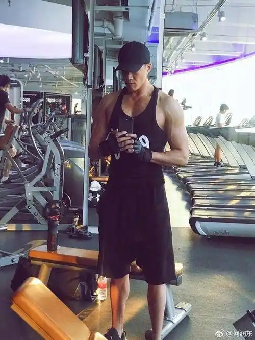 林更新身材上热搜看了何润东新片这身材才叫帅气