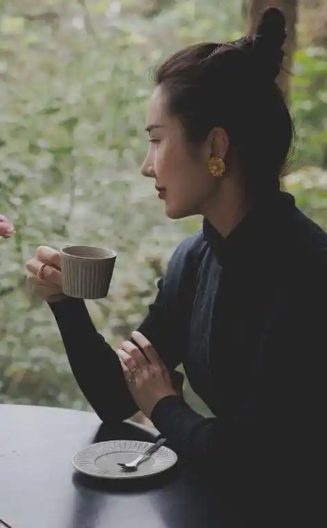 原创董花花晒儿女近照秀幸福只字不提老公不靠男人后美出新高