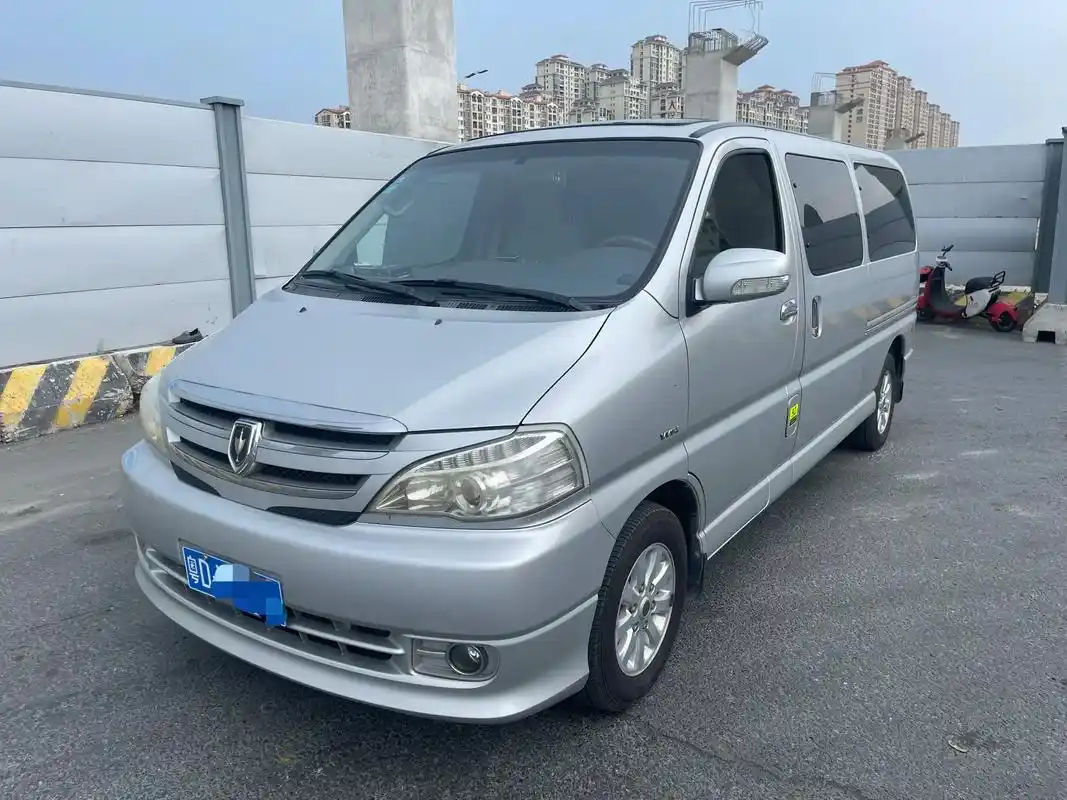 金杯阁瑞斯14年8月份上牌,2.7手动挡九座,原装丰田霸道发