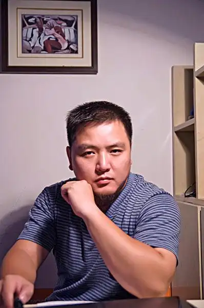 坐着的中年男性