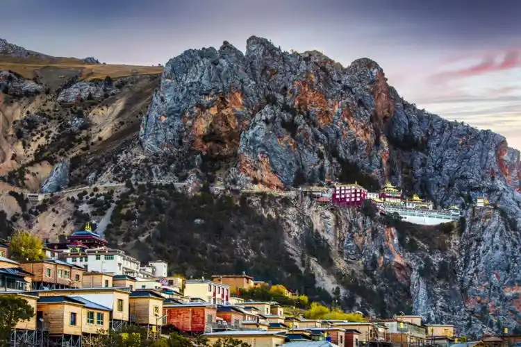 青海省玉树藏族自治州囊谦县地处青藏高原东部,南接横断山脉,北临高原