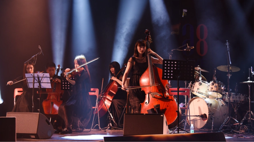 乐团老师现场演奏