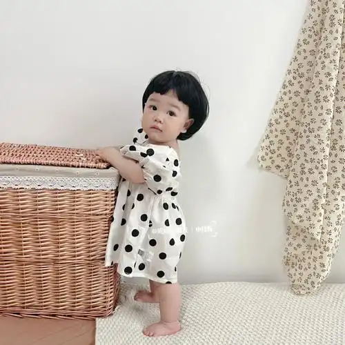 一岁宝宝穿搭穿小裙子的小姑娘