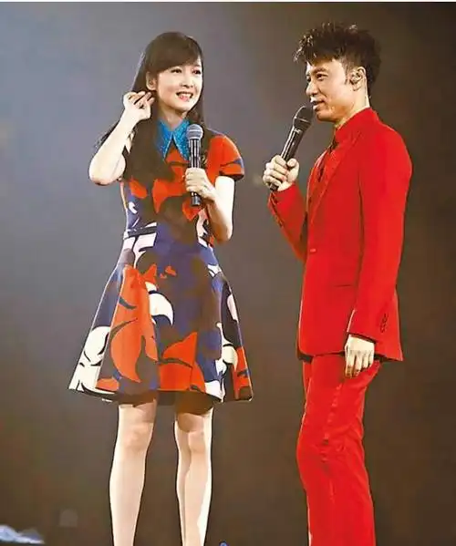 (周慧敏与李克勤)如今,看到周慧敏51岁仍有着如少女的外貌,就不难看出