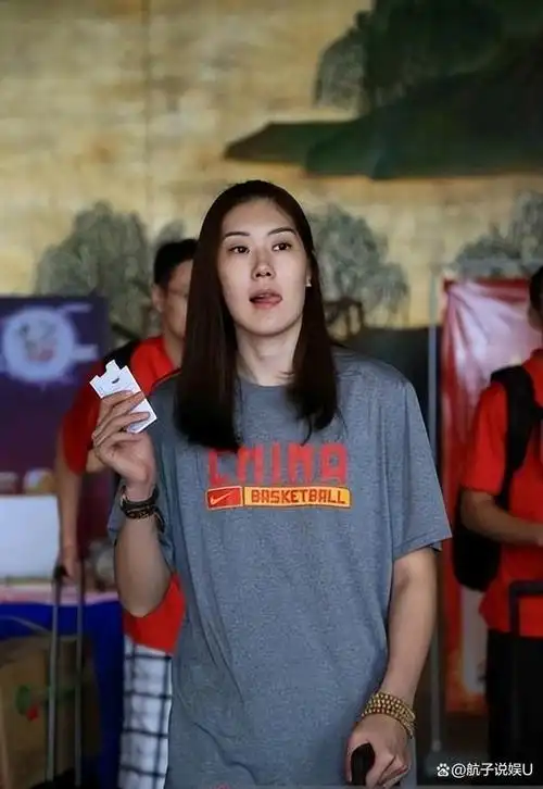 孙梦然晒与名宿刘玉栋的合照:你们有男神 我们有战神