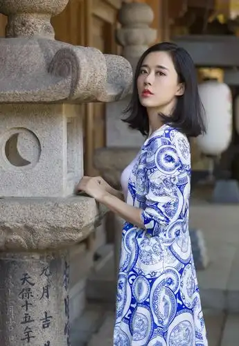 有网曝称颜丹晨已经结婚了,老公也是圈内人,叫陈昊,两人还没有孩子