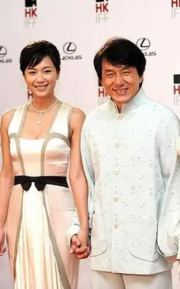 成龙徐静蕾车内激吻曝光网友大呼被雷到了