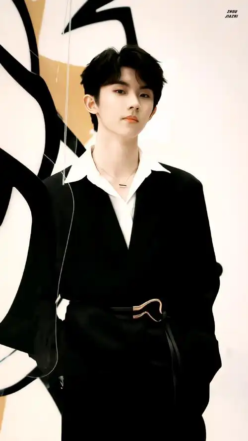 马嘉祺西装造型随拍