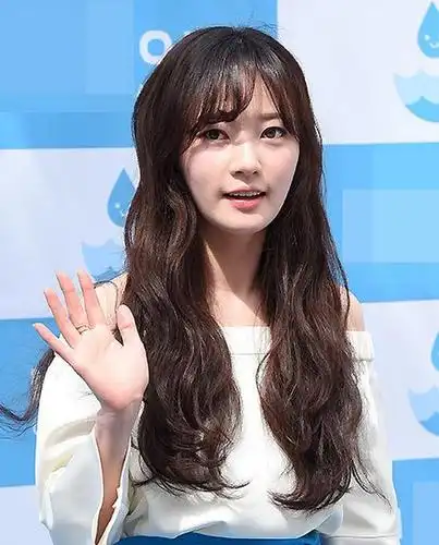 宋昰昀白衣蓝裙出席代言活动,不停鞠躬致谢