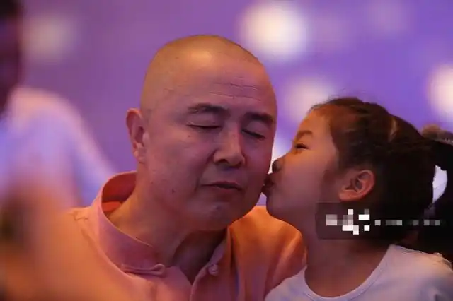 虽然徐少华的事业发展得并不如意,但是他的家庭生活却十分幸福.