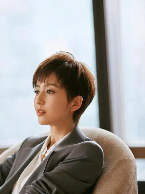 短发造型美过长发,身穿成套西装太干练