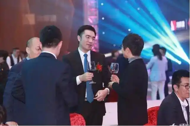 除了精美的伴手礼外,鸿荣源丨壹方置业还为来宾准备了数百份抽奖大礼